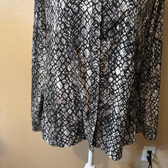Apt. 9 Monochrome Patterned Blouse Large Animal Print Black White Button-Up Top - Picture 4 of 16